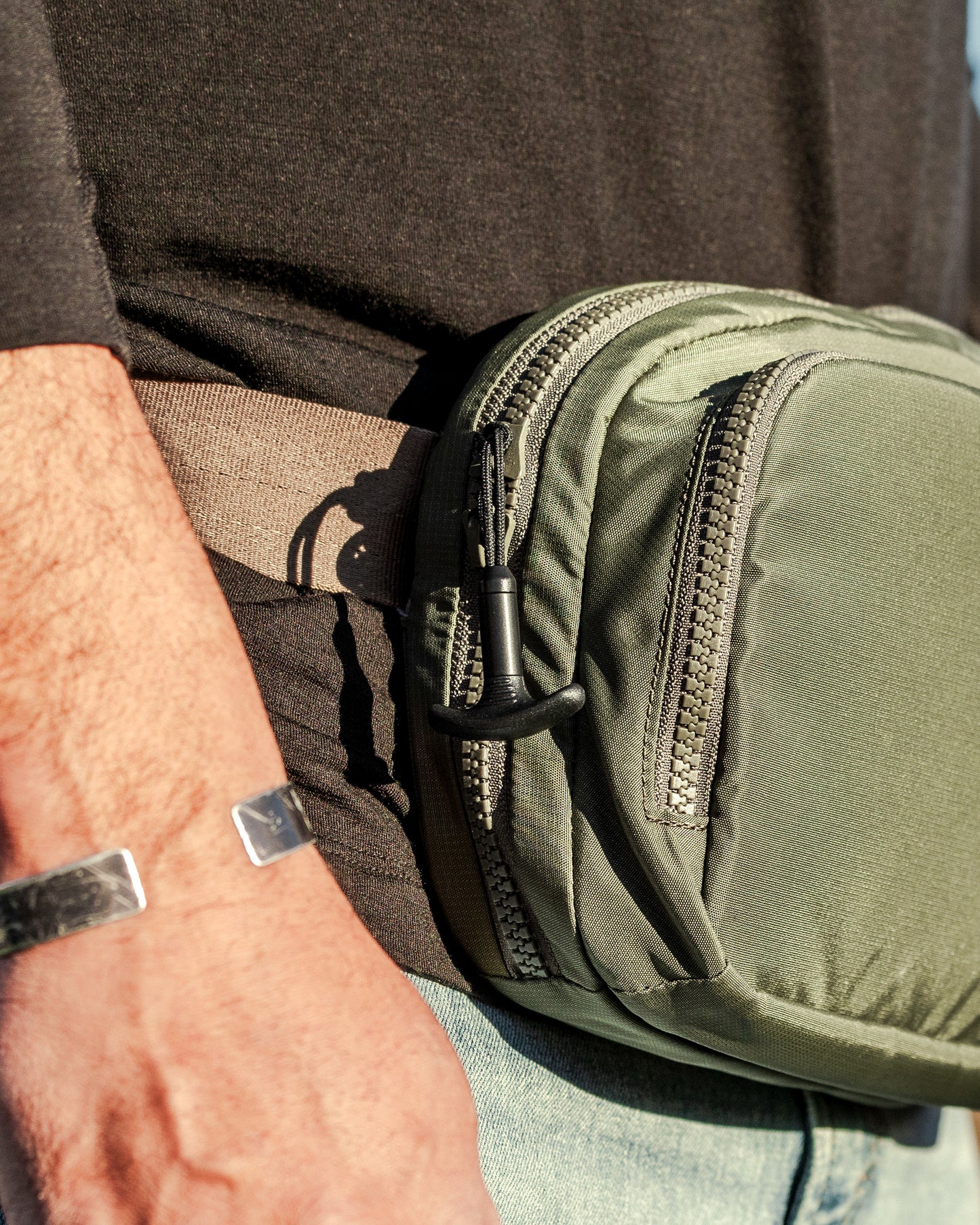 T Zipper Pull - Black